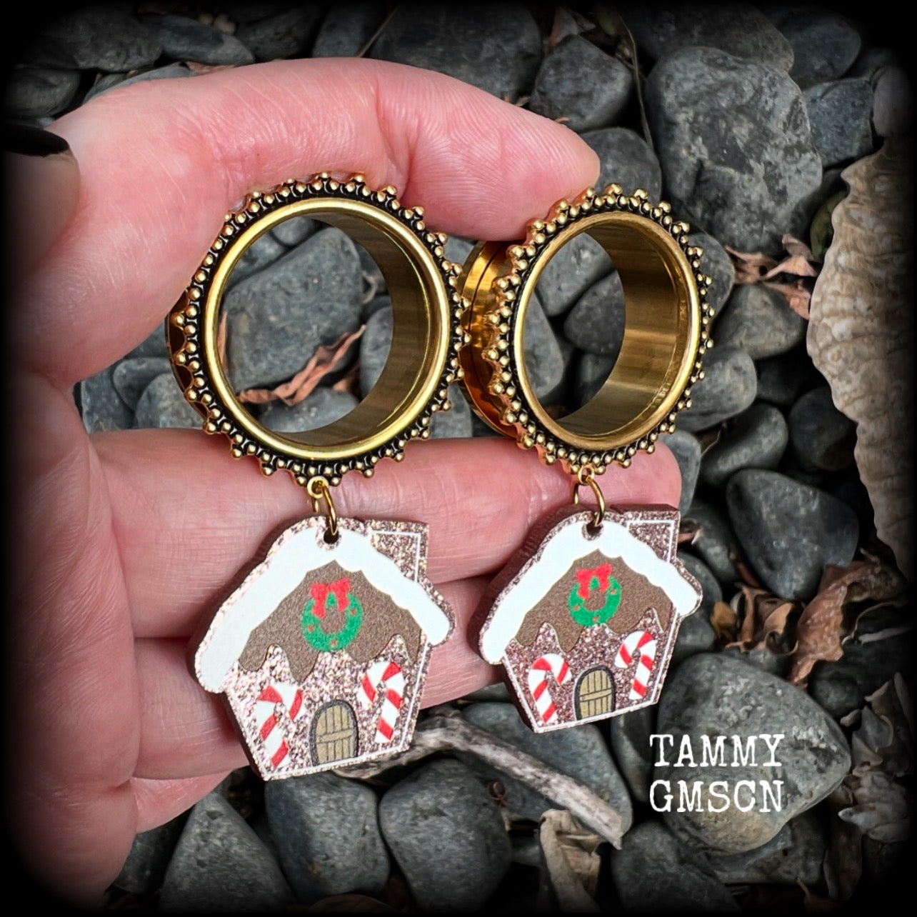 These adorable festive tunnel earrings feature gorgeous glittering lightweight acrylic gingerbread houses, are nice and lightweight at approx 10 grams each and measure just over 6cms from tip to tip.  This pair has been made on 1” gauge (25mm) gauge ornate surgical steel screw fit tunnels-for stretched lobes.