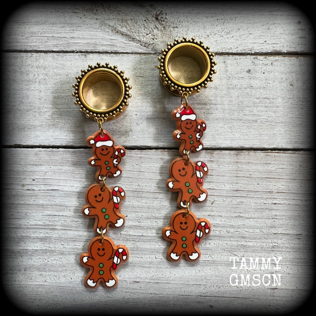 Featuring a train of adorable gingerbread man charms, these festive tunnel dangles are nice and lightweight, weighing approx 10 grams each and measuring just under 9cms from tip to tip, lovely and dangly.

This pair has been made with 5/8" (16mm) gauge ornate stainless steel screw fit tunnels.
