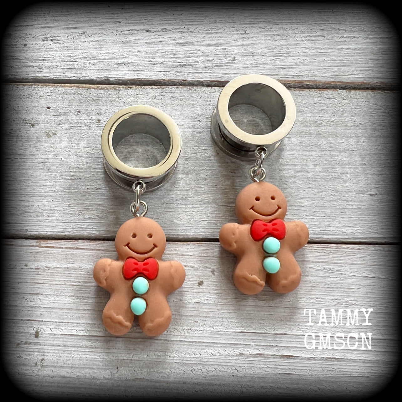 Featuring adorable lightweight fimo clay Gingerbread man charms, these earrings weigh approx 8 grams each, and measure in at just under 5cms from tip to tip.

This pair of earrings has been made on 9/16" gauge (14mm) surgical steel screw fit tunnels, suitable for stretched lobes.