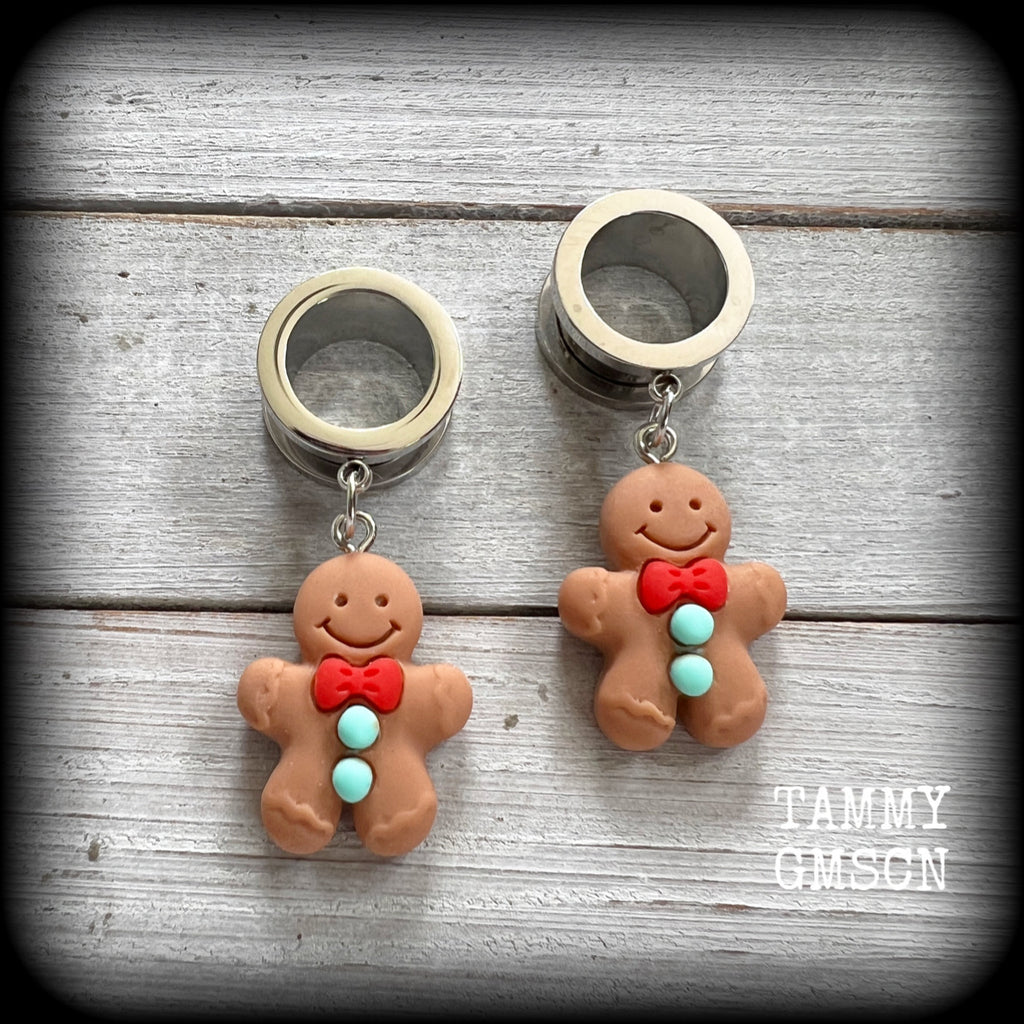 Featuring adorable lightweight fimo clay Gingerbread man charms, these earrings weigh approx 8 grams each, and measure in at just under 5cms from tip to tip.

This pair of earrings has been made on 9/16" gauge (14mm) surgical steel screw fit tunnels, suitable for stretched lobes.