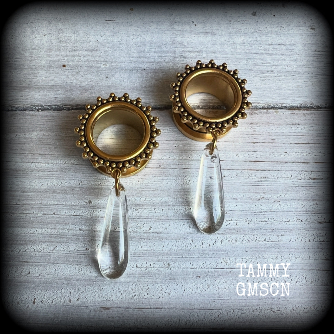 These gorgeous tunnel dangles feature beautiful glass teardrops, are light weight, weighing approx 7 grams each and measure just under 5cms from tip to tip.

This pair have been made with 9/16" (14mm) gauge ornate surgical steel screw fit tunnels.
