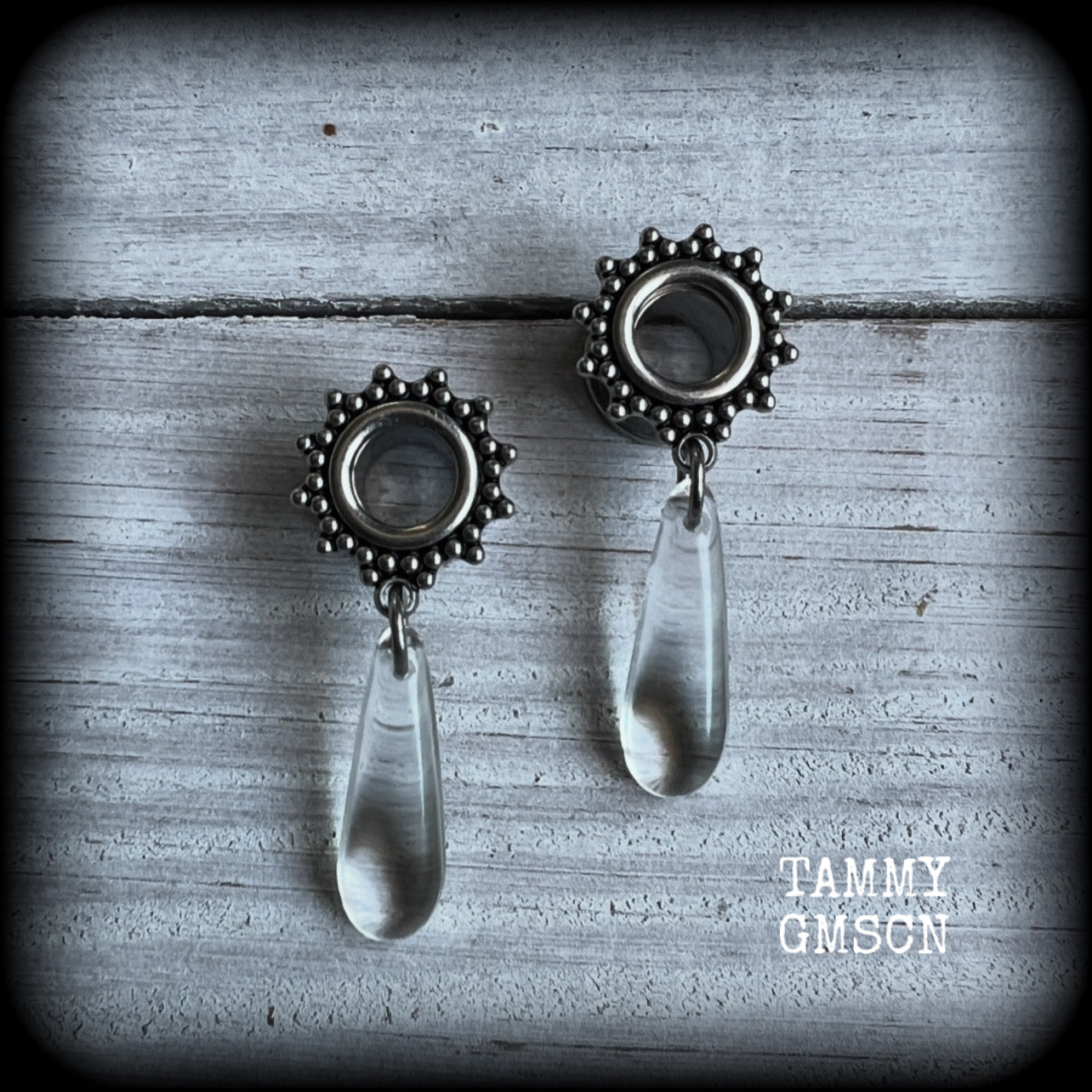 These gorgeous tunnel dangles feature beautiful glass teardrops, are light weight, weighing approx 4 grams each and measure just on 4cms from tip to tip.

This pair have been made with 0 gauge (8mm) gauge ornate surgical steel screw fit tunnels.