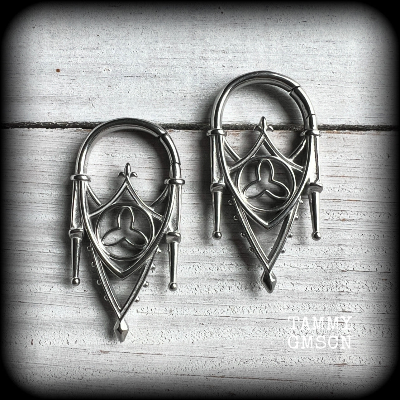 These gorgeous gothic tunnel earrings feature a beautiful antique silver ornate gothic cathedral architectural arch, measuring just on 5cms from tip to tip, and weighing approx 10 grams each.  These are suitable to be worn in naked stretched lobes from 6 gauge (4mm), and will fit comfortably in silicone earlets or tunnels from 2 gauge (6mm).
