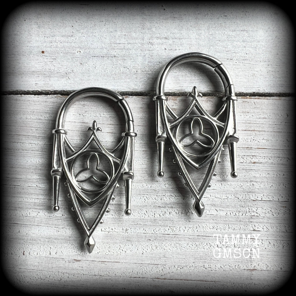 These gorgeous gothic tunnel earrings feature a beautiful antique silver ornate gothic cathedral architectural arch, measuring just on 5cms from tip to tip, and weighing approx 10 grams each.  These are suitable to be worn in naked stretched lobes from 6 gauge (4mm), and will fit comfortably in silicone earlets or tunnels from 2 gauge (6mm).