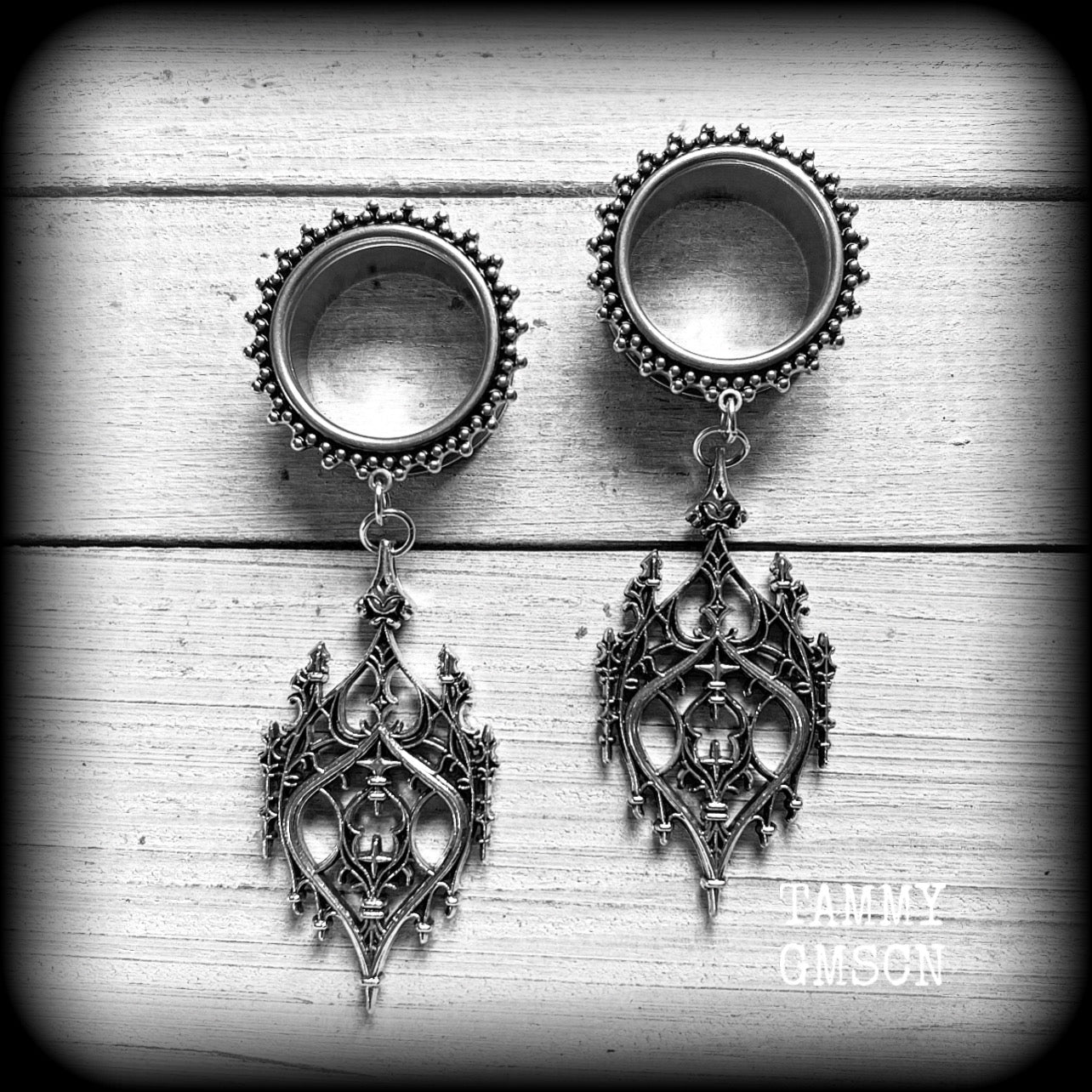 These gorgeous gothic tunnel earrings feature a beautiful antique silver ornate gothic cathedral architectural arch, measuring 8.5cms from tip to tip, and weighing approx 16 grams each.

This pair has been made on 1” gauge (25mm) surgical steel screw fit tunnels.