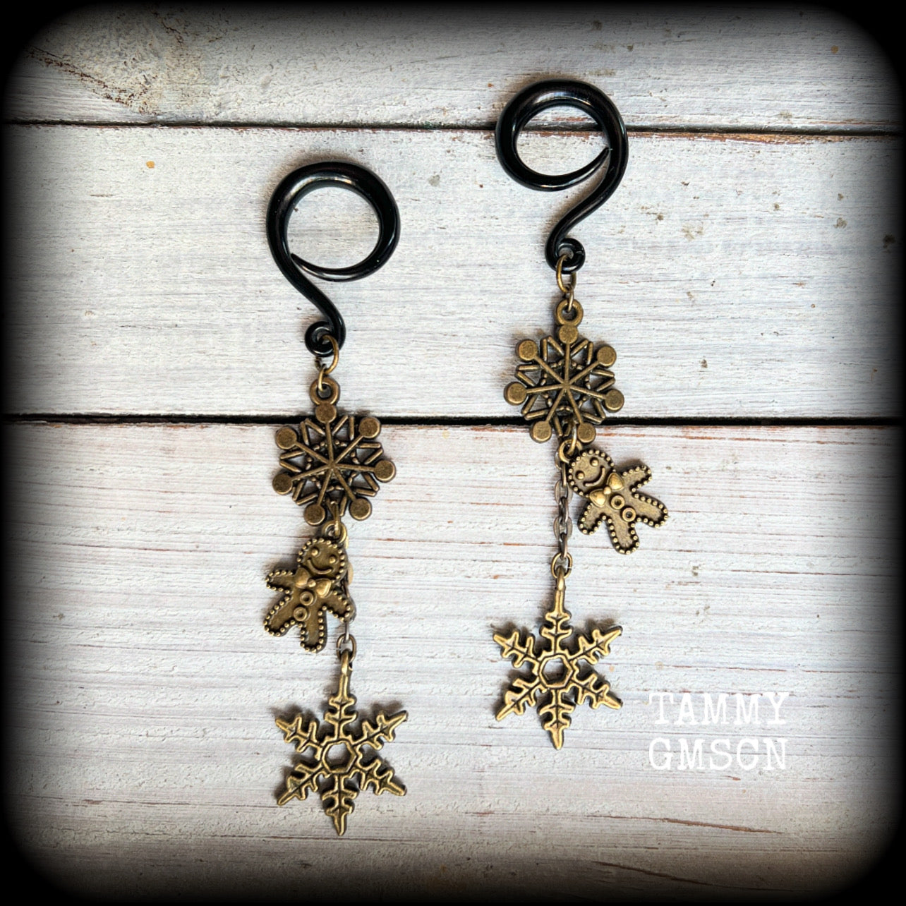 These awesome gothic Christmas gauged earrings feature antique bronze snowflakes and gingerbread men, are nice and dangly, measuring just on 9 cms from tip to tip and weighing approx 7 grams each, super light weight.  This pair has been made on 6 gauge (4mm) surgical steel full curl hooks, to be worn in stretched lobes.