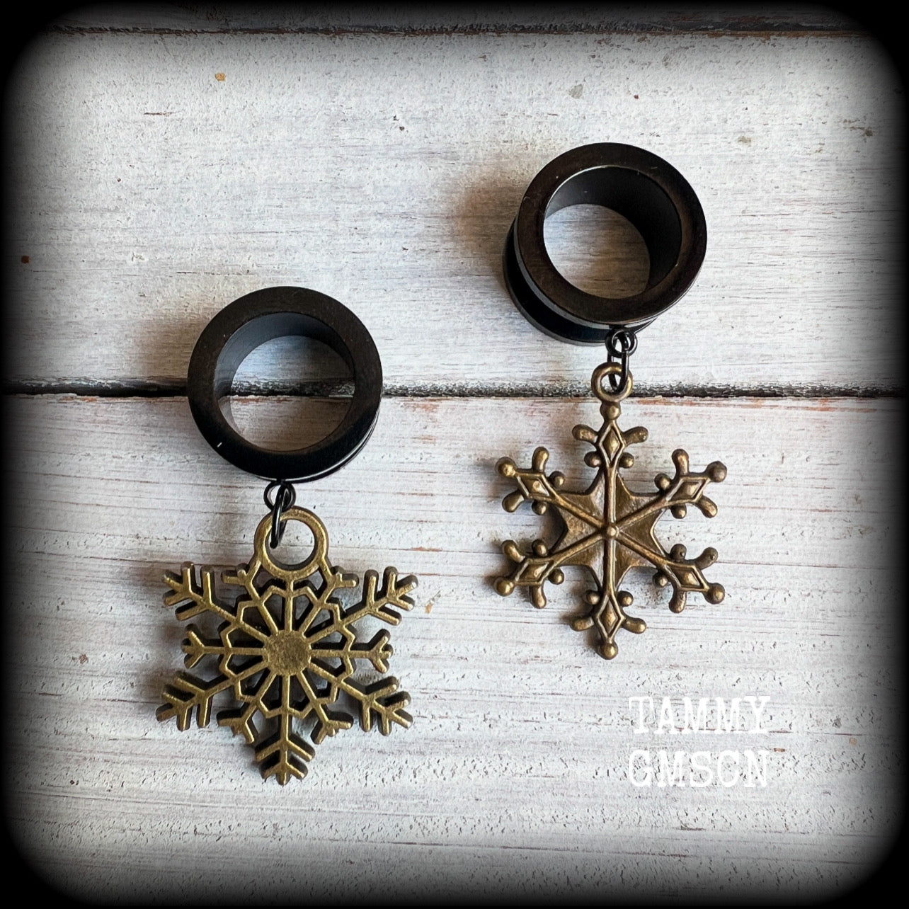 These adorable tunnel dangles feature gorgeous antique bronze snowflake charms, are nice and light weight, weighing only 8 grams each, and measure 5 cms from tip to tip.

This pair have been made with 9/16" gauge (14mm) surgical steel screw fit tunnels-for stretched lobes.