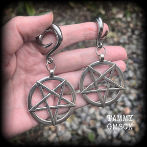 These beautiful big antique silver inverted pentagram gauged earrings measure just on 9cms from tip to tip, and weigh approx 25 grams each.

This pair have been made on 0 gauge (8mm) surgical steel full curl hooks, suitable for stretched lobes.