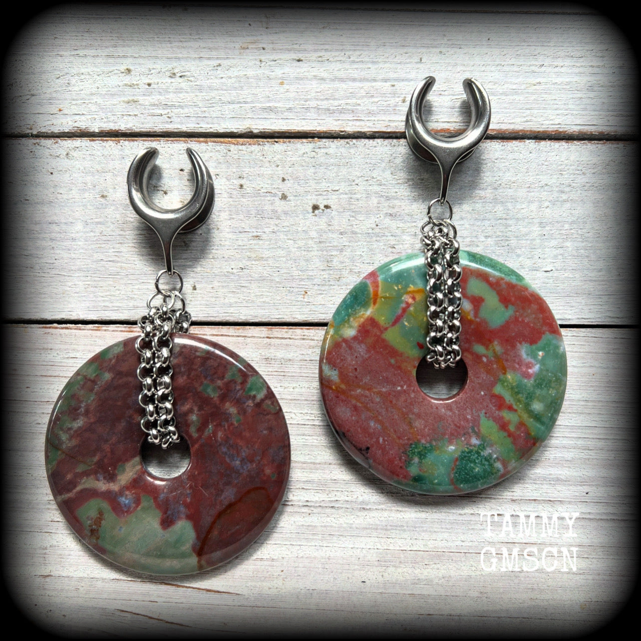 Featuring a pair of unique Indian agate donut stones cradled in stainless steel chain, this pair of gauged earrings weighs approx 30 grams a piece and measure just under 9cms from tip to tip.  These have been made on 9/14" (14mm) gauge surgical steel cradles, to be worn in stretched lobes.