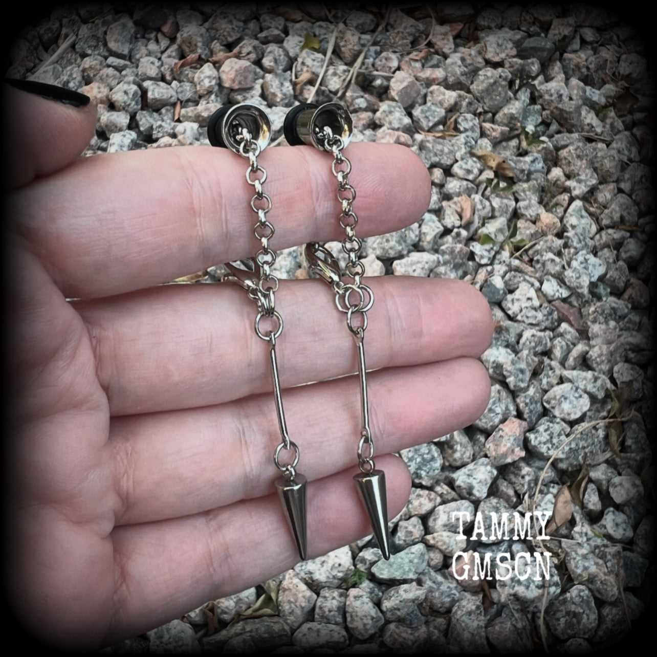 These awesome stainless steel spike tunnel dangles are nice and lightweight and nice and dangly, weighing only 4 grams each, and measuring just under 8cms from tip to tip.

✨ PLEASE NOTE-This particular chain will not fit through tunnels smaller than 4 gauge (5mm), though I have lots of different chains that will. Get in touch and we can pick something just for you ✨

💥This listing includes one pair of surgical steel single flared O-ring earlets. 