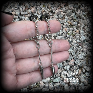 These awesome stainless steel spike tunnel dangles are nice and lightweight and nice and dangly, weighing only 4 grams each, and measuring just under 8cms from tip to tip.

✨ PLEASE NOTE-This particular chain will not fit through tunnels smaller than 4 gauge (5mm), though I have lots of different chains that will. Get in touch and we can pick something just for you ✨

💥This listing includes one pair of surgical steel single flared O-ring earlets. 