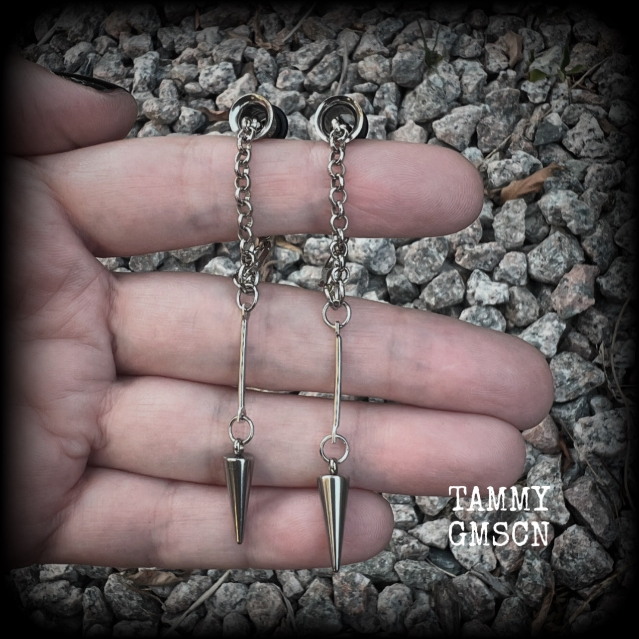 These awesome stainless steel spike tunnel dangles are nice and lightweight and nice and dangly, weighing only 4 grams each, and measuring just under 8cms from tip to tip.

✨ PLEASE NOTE-This particular chain will not fit through tunnels smaller than 4 gauge (5mm), though I have lots of different chains that will. Get in touch and we can pick something just for you ✨

💥This listing includes one pair of surgical steel single flared O-ring earlets. 
