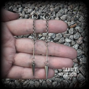 These awesome stainless steel spike tunnel dangles are nice and lightweight and nice and dangly, weighing only 4 grams each, and measuring just under 8cms from tip to tip.

✨ PLEASE NOTE-This particular chain will not fit through tunnels smaller than 4 gauge (5mm), though I have lots of different chains that will. Get in touch and we can pick something just for you ✨

💥This listing includes one pair of surgical steel single flared O-ring earlets. 