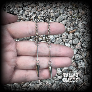 These awesome stainless steel spike tunnel dangles are nice and lightweight and nice and dangly, weighing only 4 grams each, and measuring just under 8cms from tip to tip.

✨ PLEASE NOTE-This particular chain will not fit through tunnels smaller than 4 gauge (5mm), though I have lots of different chains that will. Get in touch and we can pick something just for you ✨

💥This listing includes one pair of surgical steel single flared O-ring earlets. 