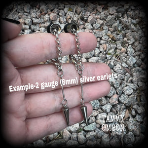 These awesome stainless steel spike tunnel dangles are nice and lightweight and nice and dangly, weighing only 4 grams each, and measuring just under 8cms from tip to tip.

✨ PLEASE NOTE-This particular chain will not fit through tunnels smaller than 4 gauge (5mm), though I have lots of different chains that will. Get in touch and we can pick something just for you ✨

💥This listing includes one pair of surgical steel single flared O-ring earlets. 