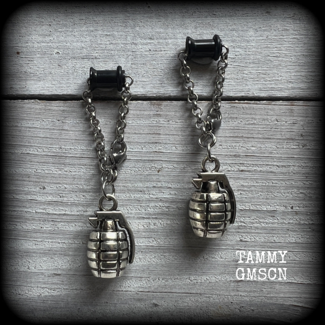 These awesome antique silver hand grenade tunnel dangles are not too heavy and nice and dangly, weighing approx 8 grams each, and measuring just under 6cms from tip to tip.  🕷️ PLEASE NOTE-This particular chain will not fit through tunnels smaller than 4 gauge (5mm), though I have lots of different chains that will. Get in touch and we can pick something just for you x  💥This listing includes one pair of surgical steel single flared O-ring earlets.