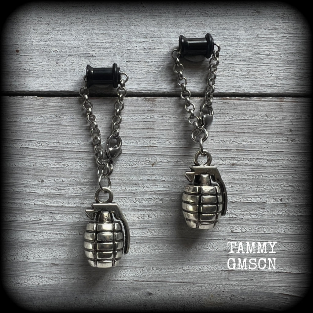 These awesome antique silver hand grenade tunnel dangles are not too heavy and nice and dangly, weighing approx 8 grams each, and measuring just under 6cms from tip to tip.  🕷️ PLEASE NOTE-This particular chain will not fit through tunnels smaller than 4 gauge (5mm), though I have lots of different chains that will. Get in touch and we can pick something just for you x  💥This listing includes one pair of surgical steel single flared O-ring earlets.