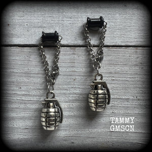 These awesome antique silver hand grenade tunnel dangles are not too heavy and nice and dangly, weighing approx 8 grams each, and measuring just under 6cms from tip to tip.  🕷️ PLEASE NOTE-This particular chain will not fit through tunnels smaller than 4 gauge (5mm), though I have lots of different chains that will. Get in touch and we can pick something just for you x  💥This listing includes one pair of surgical steel single flared O-ring earlets.