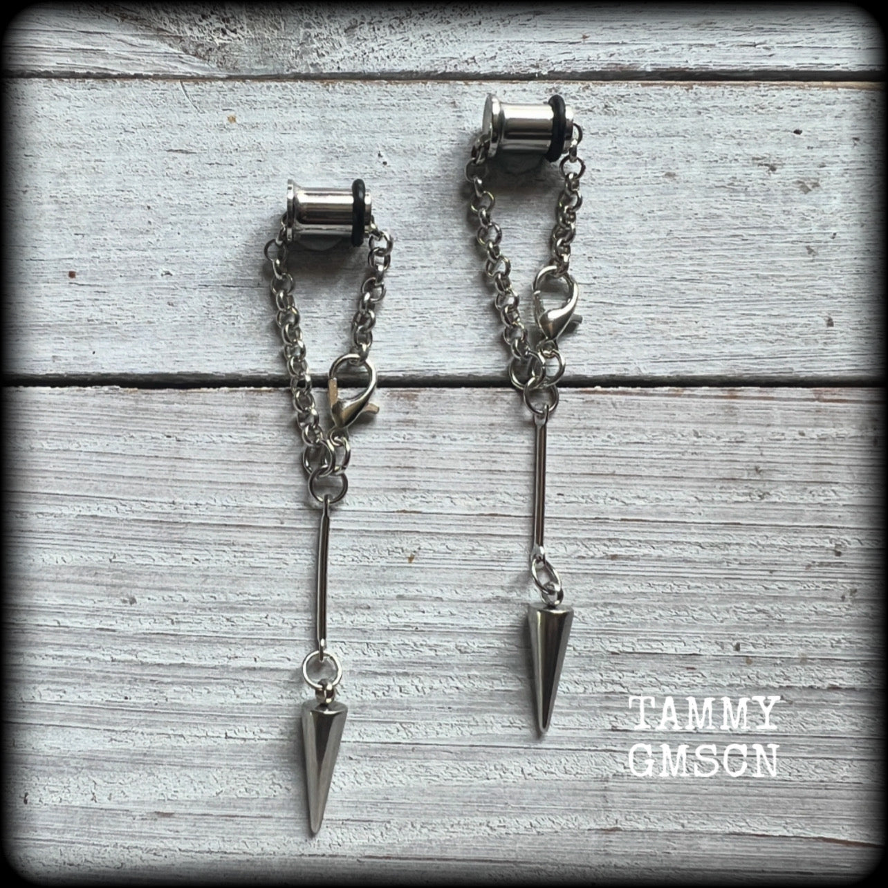 These awesome stainless steel spike tunnel dangles are nice and lightweight and nice and dangly, weighing only 4 grams each, and measuring just under 8cms from tip to tip.

✨ PLEASE NOTE-This particular chain will not fit through tunnels smaller than 4 gauge (5mm), though I have lots of different chains that will. Get in touch and we can pick something just for you ✨

💥This listing includes one pair of surgical steel single flared O-ring earlets. 