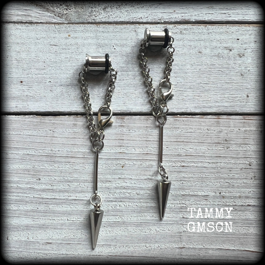 These awesome stainless steel spike tunnel dangles are nice and lightweight and nice and dangly, weighing only 4 grams each, and measuring just under 8cms from tip to tip.

✨ PLEASE NOTE-This particular chain will not fit through tunnels smaller than 4 gauge (5mm), though I have lots of different chains that will. Get in touch and we can pick something just for you ✨

💥This listing includes one pair of surgical steel single flared O-ring earlets. 