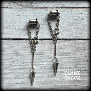 These awesome stainless steel spike tunnel dangles are nice and lightweight and nice and dangly, weighing only 4 grams each, and measuring just under 8cms from tip to tip.

✨ PLEASE NOTE-This particular chain will not fit through tunnels smaller than 4 gauge (5mm), though I have lots of different chains that will. Get in touch and we can pick something just for you ✨

💥This listing includes one pair of surgical steel single flared O-ring earlets. 