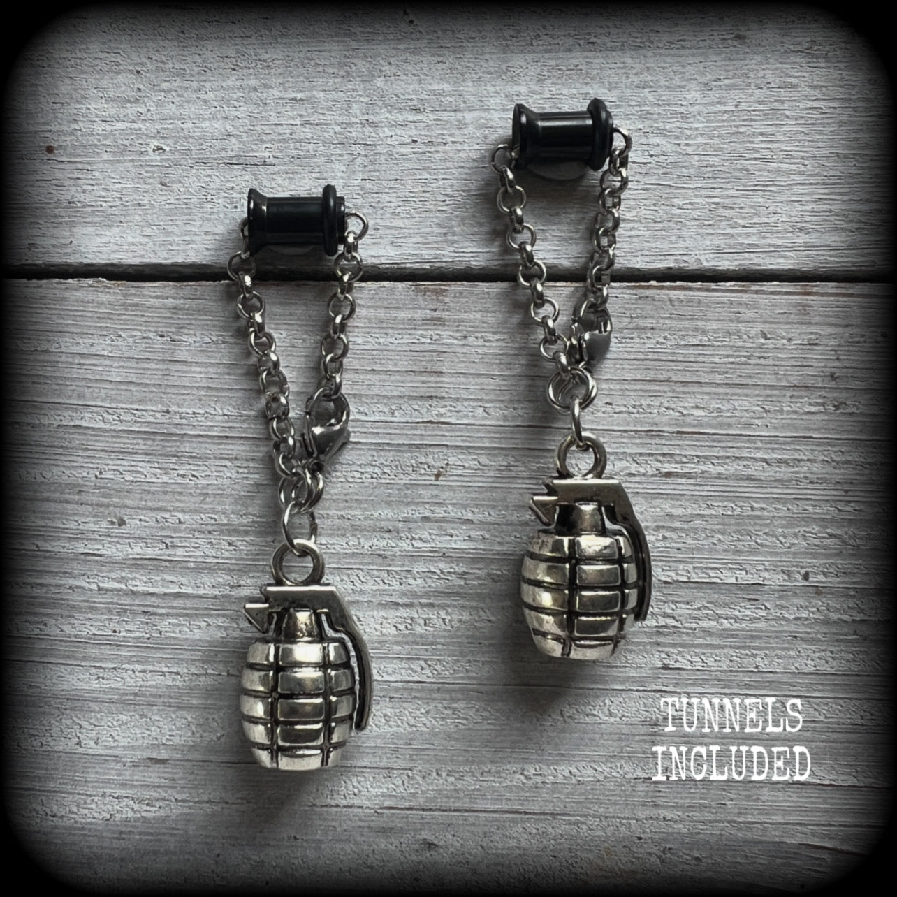 These awesome antique silver hand grenade tunnel dangles are not too heavy and nice and dangly, weighing approx 8 grams each, and measuring just under 6cms from tip to tip.  🕷️ PLEASE NOTE-This particular chain will not fit through tunnels smaller than 4 gauge (5mm), though I have lots of different chains that will. Get in touch and we can pick something just for you x  💥This listing includes one pair of surgical steel single flared O-ring earlets.