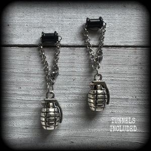 These awesome antique silver hand grenade tunnel dangles are not too heavy and nice and dangly, weighing approx 8 grams each, and measuring just under 6cms from tip to tip.  🕷️ PLEASE NOTE-This particular chain will not fit through tunnels smaller than 4 gauge (5mm), though I have lots of different chains that will. Get in touch and we can pick something just for you x  💥This listing includes one pair of surgical steel single flared O-ring earlets.