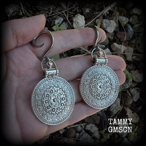 These gorgeous antique silver mandala gauged earrings are nice and light weight, weighing approx 11 grams a piece, measuring approx 7.5cms from tip to tip.

This pair have been made on 6 gauge (4mm) surgical steel full curl hooks, suitable for stretched lobes.