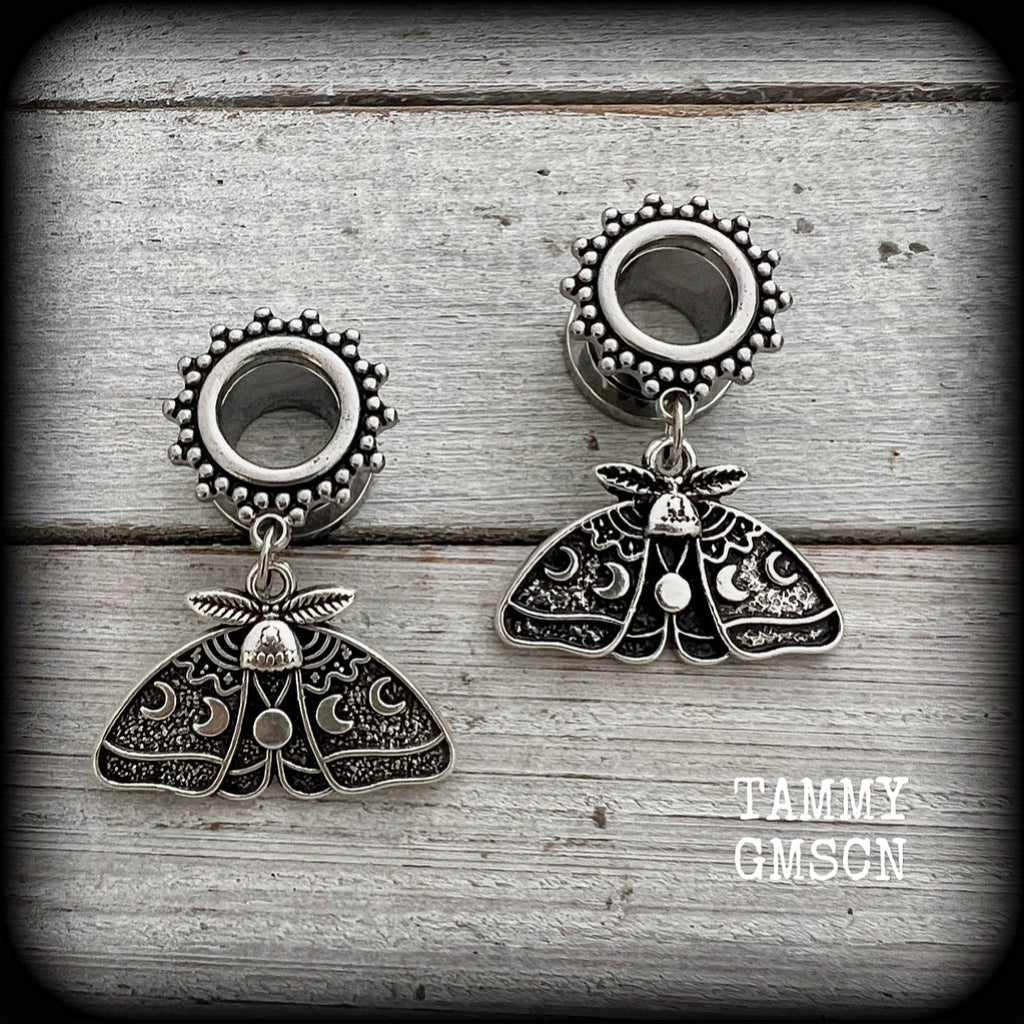 These gorgeous tunnel dangles have been made with antique silver moon phase moth charms, are nice and light weight, weighing in at 6 grams each and measure just under 4 cms from tip to tip.

This pair have been made with 00 gauge (10mm) surgical steel screw fit ornate tunnels.