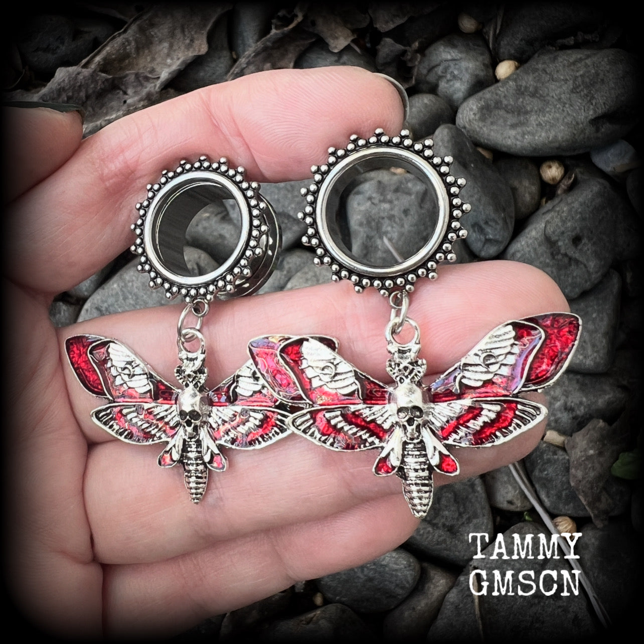 These awesome tunnel earrings feature antique silver and red enamel deathshead moths, are nice and light weight, weighing in at 10 grams each and measure just over 5cms from tip to tip.

This pair have been made with 5/8” gauge (16mm) surgical steel screw fit ornate tunnels.