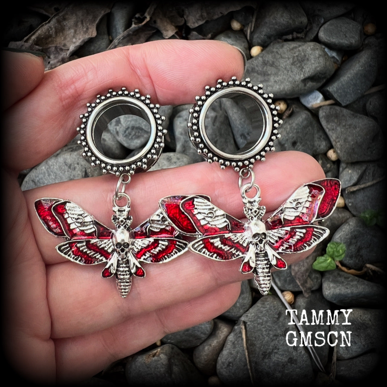 These awesome tunnel earrings feature antique silver and red enamel deathshead moths, are nice and light weight, weighing in at 10 grams each and measure just over 5cms from tip to tip.

This pair have been made with 5/8” gauge (16mm) surgical steel screw fit ornate tunnels.
