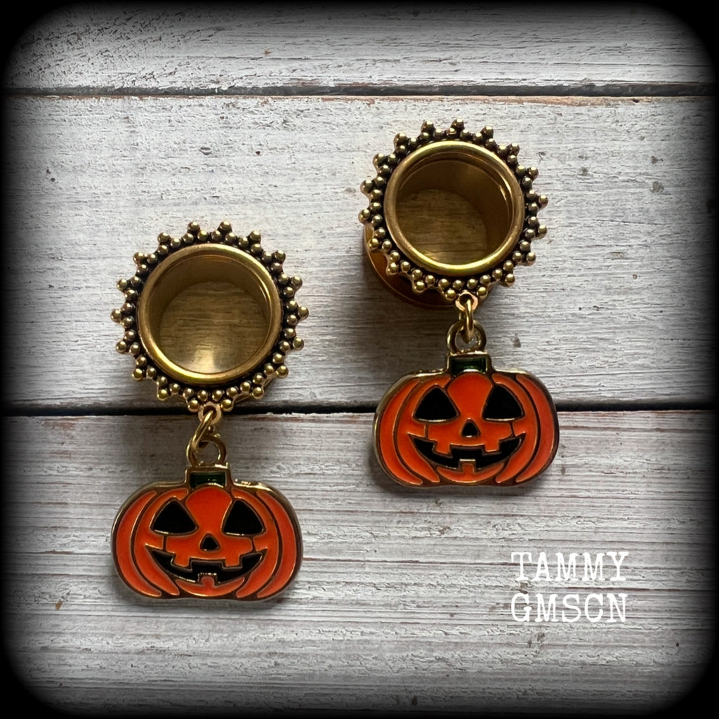 These spooky cute tunnel earrings feature classic orange and black enamel Jack O’lanterns, are nice and lightweight at only 8 grams each and measure 4.5cms from tip to tip.

This pair has been made on 9/16” (14mm) gauge ornate surgical steel screw fit tunnels.