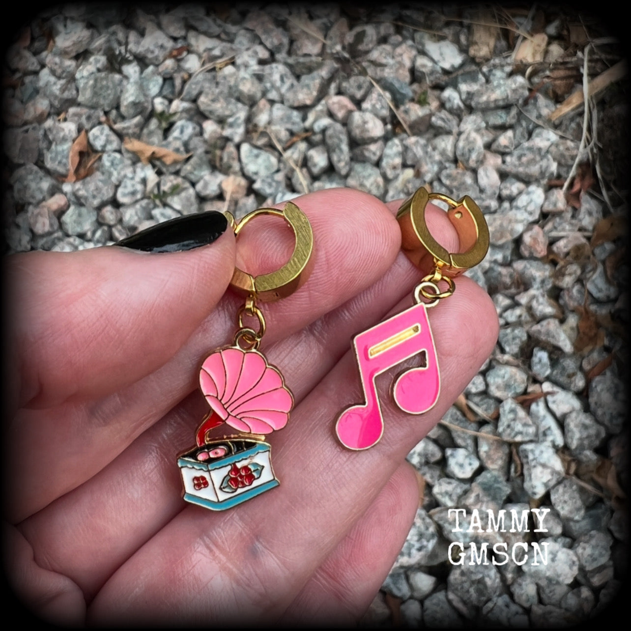 This pair of earrings features cute pink gramophones and music notes, are nice and lightweight weighing only a few grams each and measuring just over 4cms from tip to tip.  This pair has been made on gold huggie ear cuffs hooks, suitable for pierced ears.
