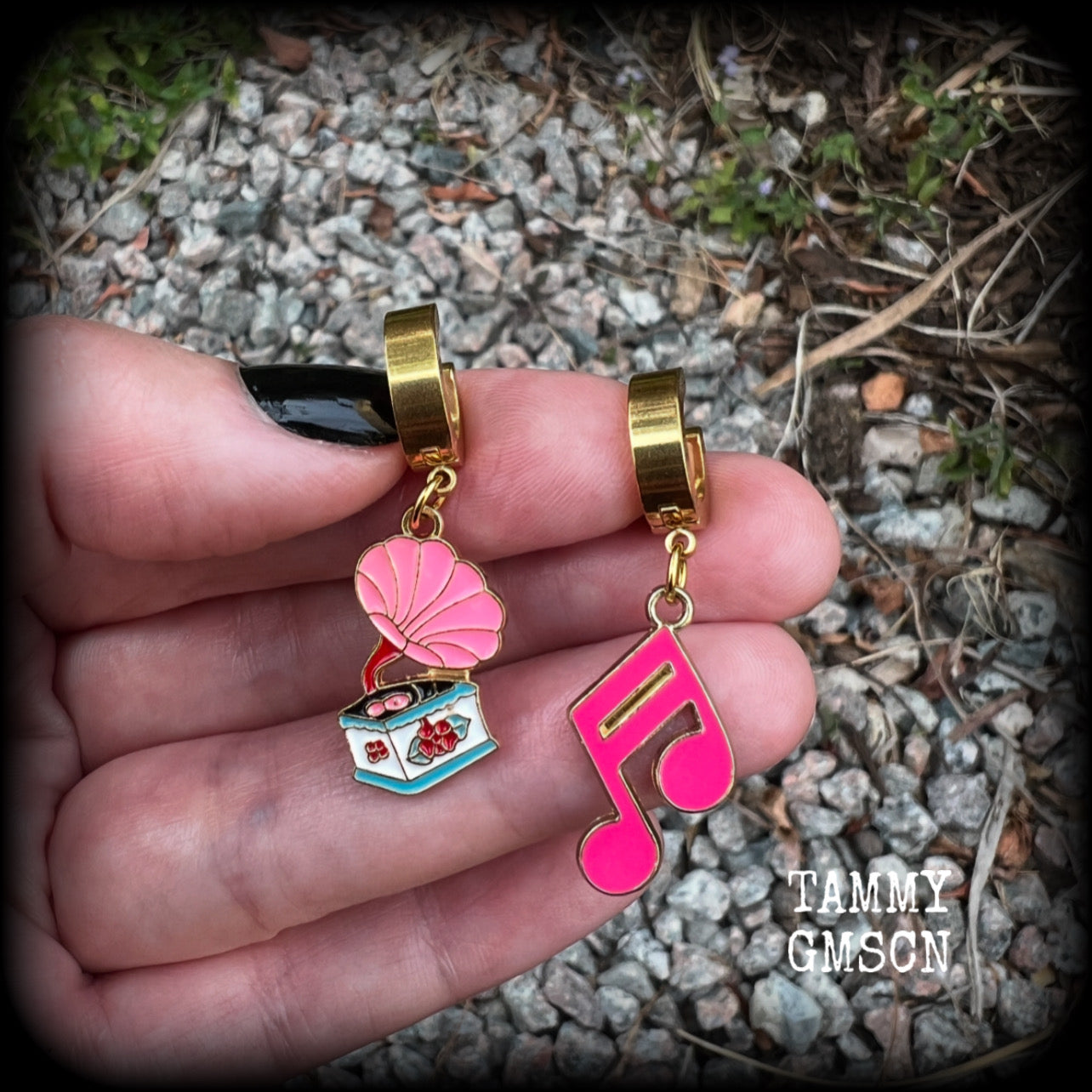 This pair of earrings features cute pink gramophones and music notes, are nice and lightweight weighing only a few grams each and measuring just over 4cms from tip to tip.  This pair has been made on gold huggie ear cuffs hooks, suitable for pierced ears.