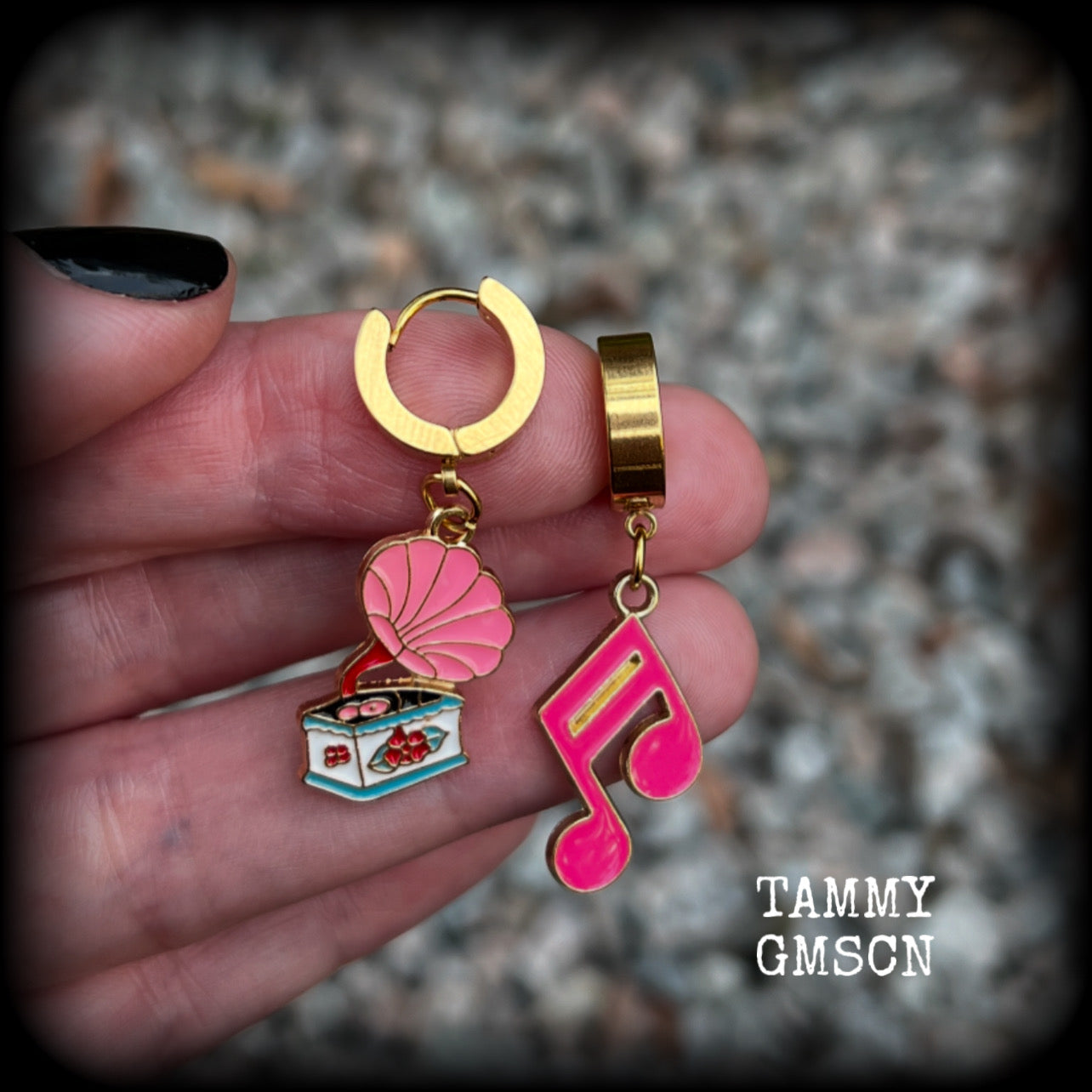 This pair of earrings features cute pink gramophones and music notes, are nice and lightweight weighing only a few grams each and measuring just over 4cms from tip to tip.  This pair has been made on gold huggie ear cuffs hooks, suitable for pierced ears.