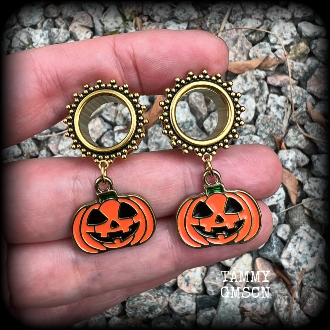 These spooky cute tunnel earrings feature classic orange and black enamel Jack O’lanterns, are nice and lightweight at only 8 grams each and measure 4.5cms from tip to tip.  This pair has been made on 9/16” (14mm) gauge ornate surgical steel screw fit tunnels.