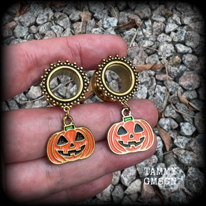 These spooky cute tunnel earrings feature classic orange and black enamel Jack O’lanterns, are nice and lightweight at only 8 grams each and measure 4.5cms from tip to tip.  This pair has been made on 9/16” (14mm) gauge ornate surgical steel screw fit tunnels.