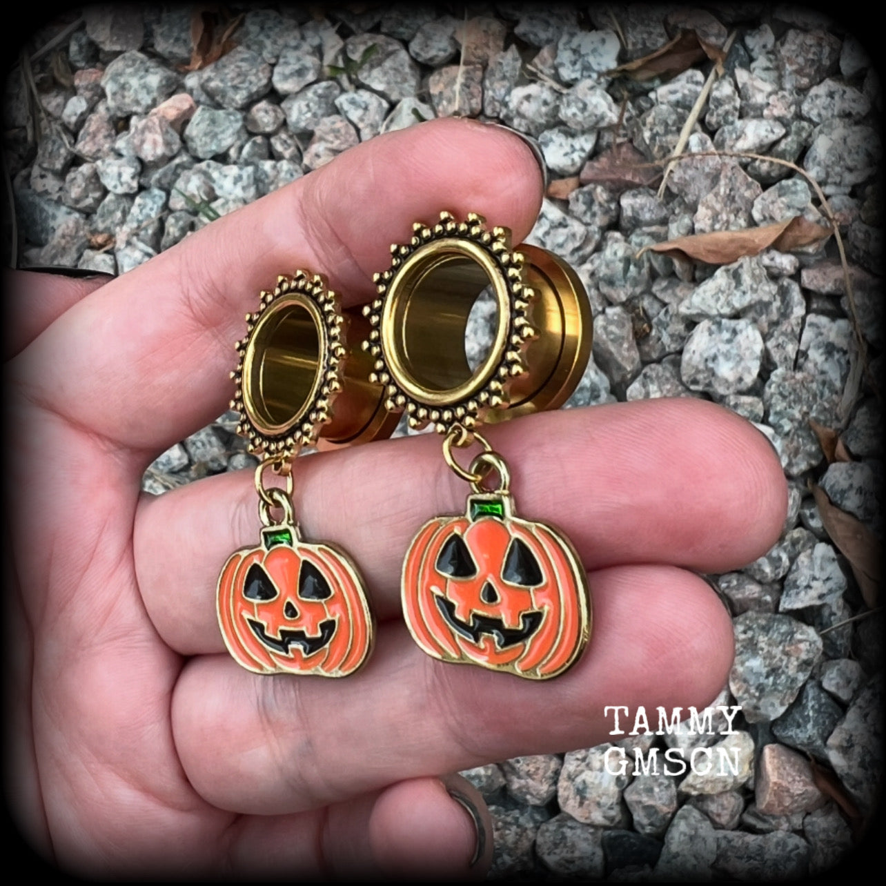 These spooky cute tunnel earrings feature classic orange and black enamel Jack O’lanterns, are nice and lightweight at only 8 grams each and measure 4.5cms from tip to tip.  This pair has been made on 9/16” (14mm) gauge ornate surgical steel screw fit tunnels.