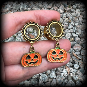 These spooky cute tunnel earrings feature classic orange and black enamel Jack O’lanterns, are nice and lightweight at only 8 grams each and measure 4.5cms from tip to tip.  This pair has been made on 9/16” (14mm) gauge ornate surgical steel screw fit tunnels.