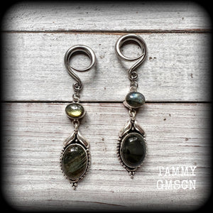 These gauged earrings feature labradorite gemstones, measuring just on 7cms from tip to tip, and weighing approx 9 grams each, not too heavy...
This pair have been made on 6 gauge (4mm) surgical steel full curl hooks, to be worn in stretched lobes.