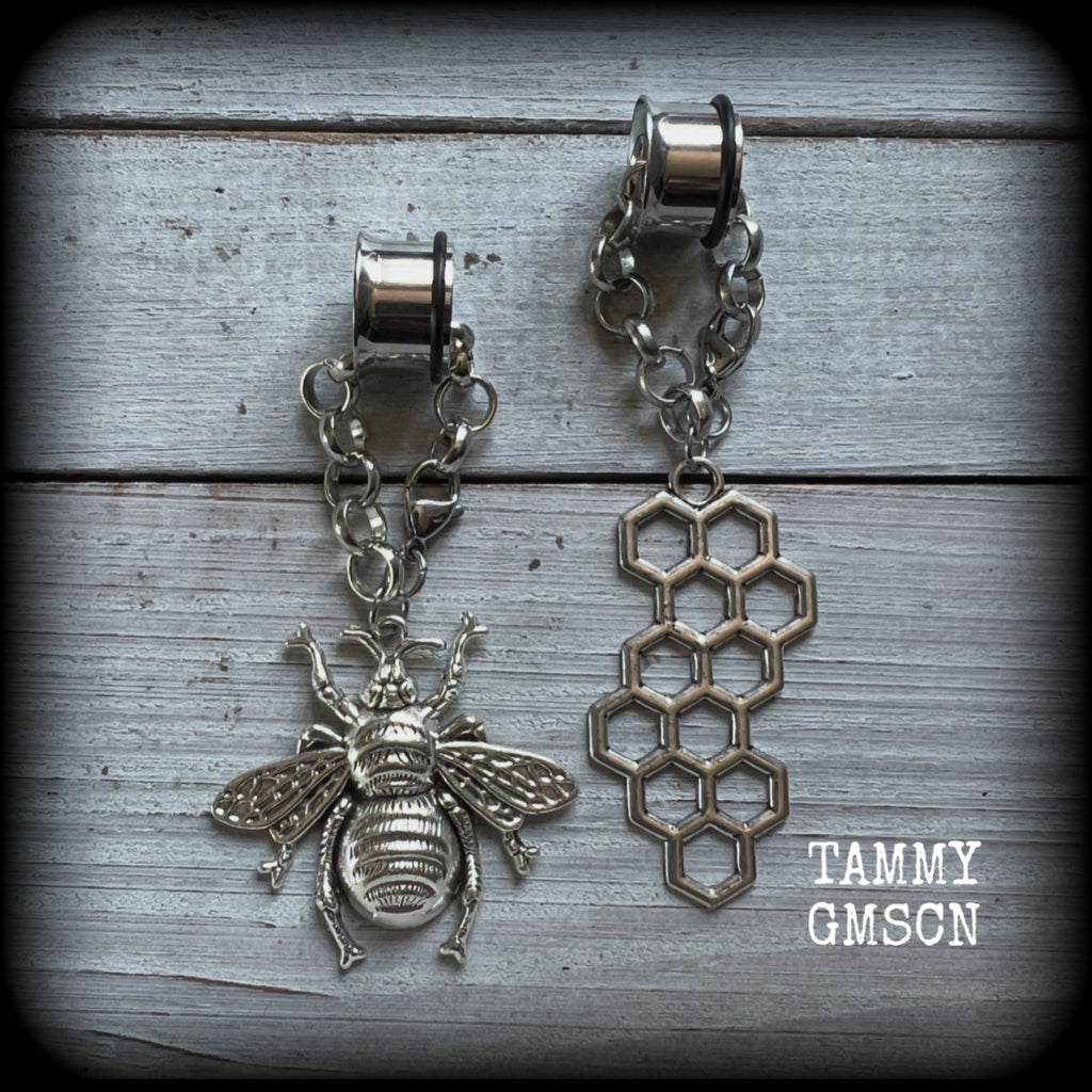 These gorgeous antique silver bee and honeycomb tunnel dangles are not too heavy and nice and dangly, weighing approx 8 grams each, and measuring approx 8cms from tip to tip.

🕷️ PLEASE NOTE-This particular chain will not fit through tunnels smaller than 00 gauge (10mm), though I have lots of different chains that will. 
If you chose tunnels smaller than 00 gauge I will be in touch so you can choose a smaller chain.