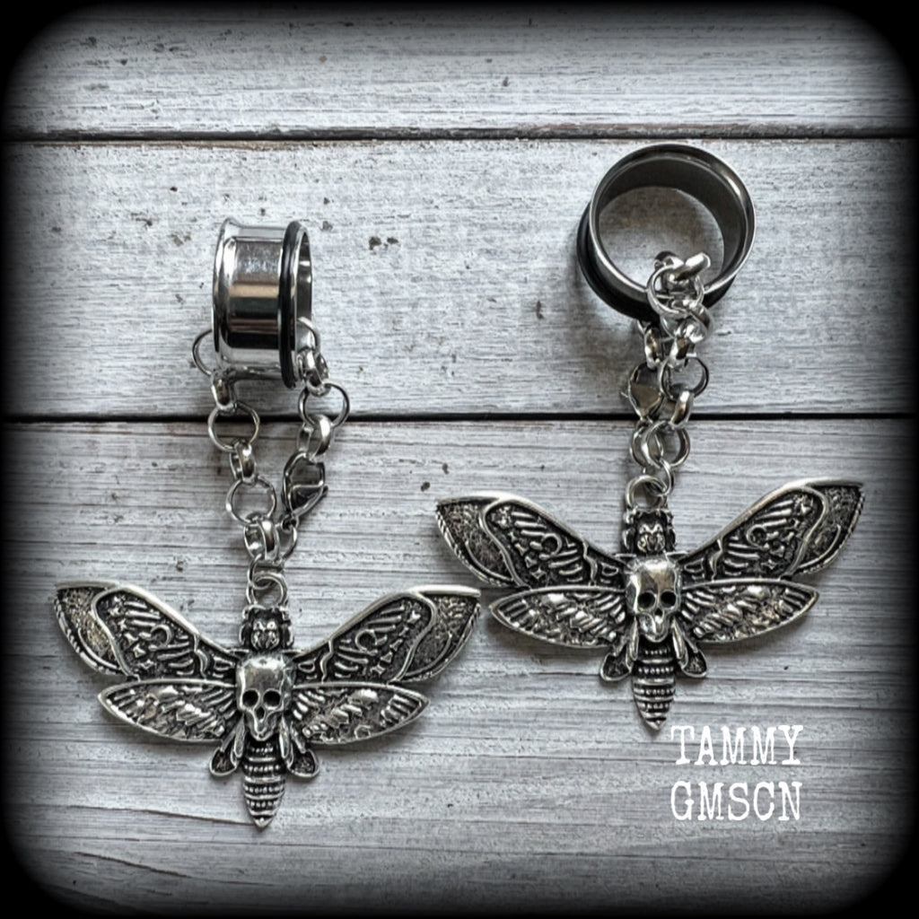 These awesome antique silver deathshead moth tunnel dangles are not too heavy and nice and dangly, weighing approx 15 grams each, and measuring approx 8cms from tip to tip.

🕷️ PLEASE NOTE-This particular chain will not fit through tunnels smaller than 00 gauge (10mm), though I have lots of different chains that will. 
If you chose tunnels smaller than 00 gauge I will be in touch so you can choose a smaller chain.
