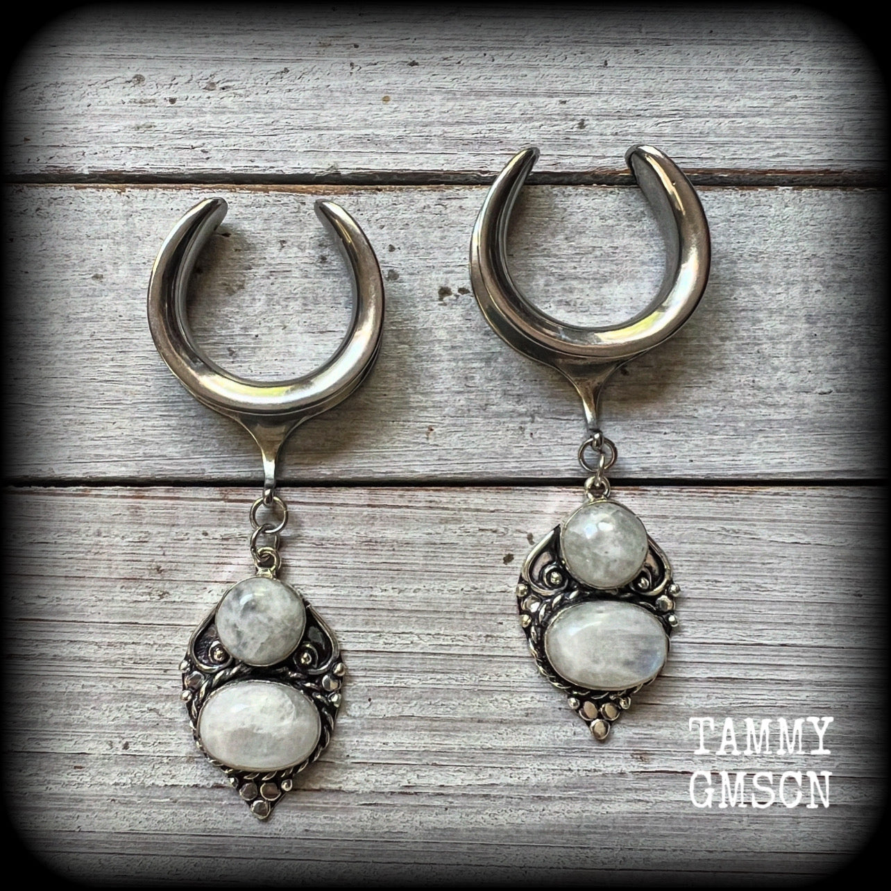 This pair of Rainbow moonstone gauged earrings feature gorgeous polished gemstones in a beautiful boho antique silver setting, lovely and dangly measuring just on 8cms from tip to tip, and weighing approx 14 grams each.

These earrings have been made on 1“ gauge (25mm) surgical steel cradles, to be worn in stretched lobes.
