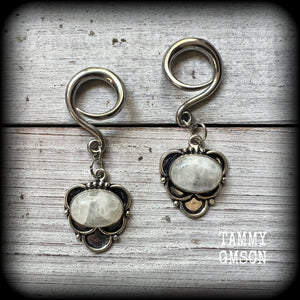 This pair of Rainbow moonstone gauged earrings feature gorgeous polished gemstones in a beautiful boho antique silver setting, lovely and dangly measuring approx 5.5cms from tip to tip, and weighing approx 7 grams each.