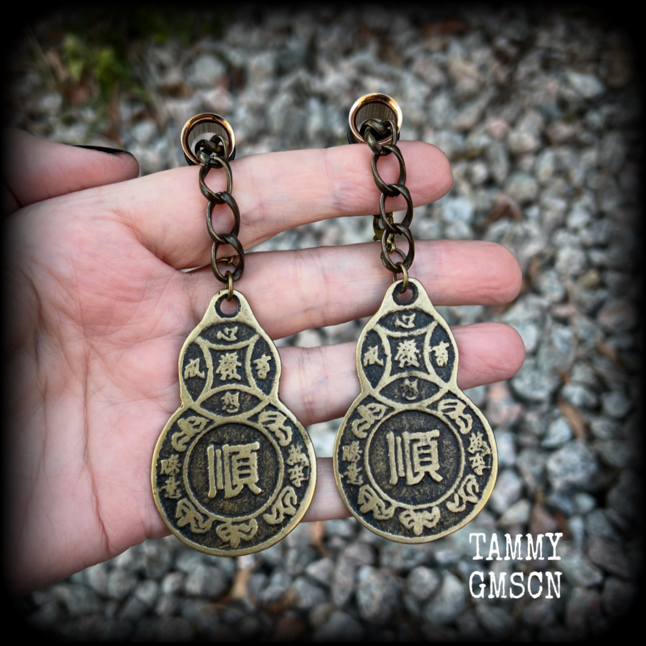These unique brass chain ear weights feature gourd shaped Wu Lou pendants believed to be a symbol of good health, prosperity, and good luck in Chinese culture.   This pair weighs approx 20 grams each, and measuring 10cms from tip to tip.  🔔 PLEASE NOTE-This particular chain will not fit through tunnels smaller than 00 gauge (10mm). If you select smaller tunnels, your tunnel dangles with be made on different chains, and I will be in touch will different options for you to choose from.