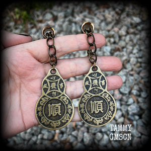 These unique brass chain ear weights feature gourd shaped Wu Lou pendants believed to be a symbol of good health, prosperity, and good luck in Chinese culture.   This pair weighs approx 20 grams each, and measuring 10cms from tip to tip.  🔔 PLEASE NOTE-This particular chain will not fit through tunnels smaller than 00 gauge (10mm). If you select smaller tunnels, your tunnel dangles with be made on different chains, and I will be in touch will different options for you to choose from.