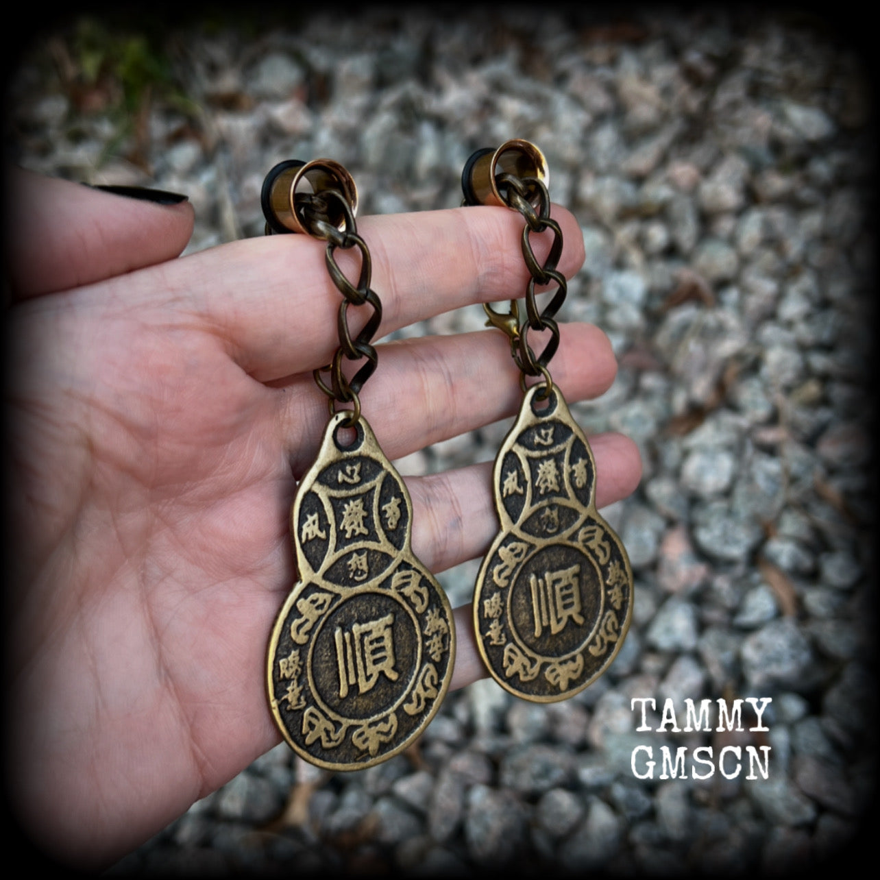 These unique brass chain ear weights feature gourd shaped Wu Lou pendants believed to be a symbol of good health, prosperity, and good luck in Chinese culture.   This pair weighs approx 20 grams each, and measuring 10cms from tip to tip.  🔔 PLEASE NOTE-This particular chain will not fit through tunnels smaller than 00 gauge (10mm). If you select smaller tunnels, your tunnel dangles with be made on different chains, and I will be in touch will different options for you to choose from.