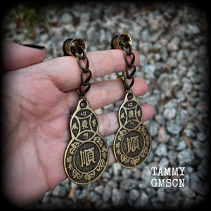 These unique brass chain ear weights feature gourd shaped Wu Lou pendants believed to be a symbol of good health, prosperity, and good luck in Chinese culture.   This pair weighs approx 20 grams each, and measuring 10cms from tip to tip.  🔔 PLEASE NOTE-This particular chain will not fit through tunnels smaller than 00 gauge (10mm). If you select smaller tunnels, your tunnel dangles with be made on different chains, and I will be in touch will different options for you to choose from.