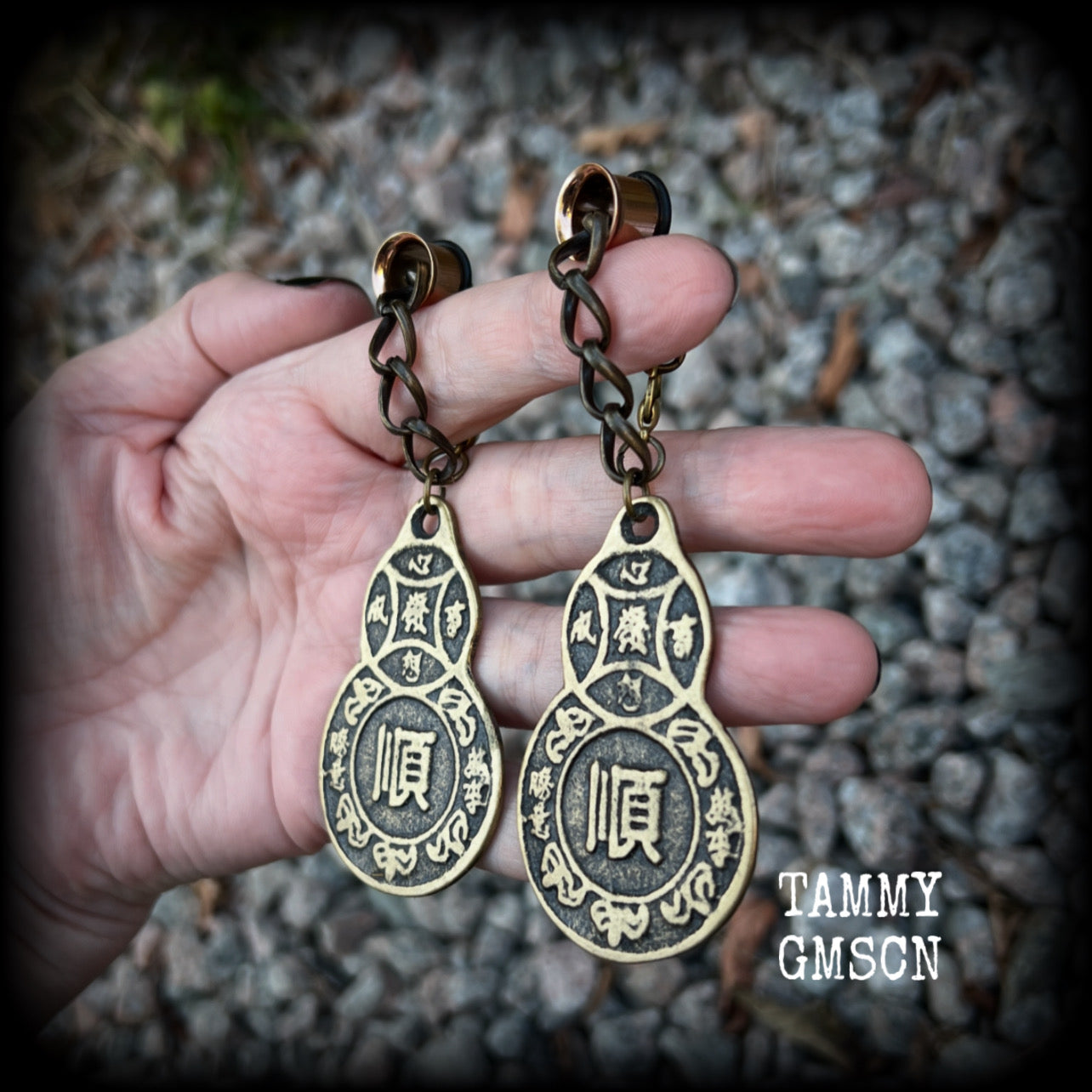 These unique brass chain ear weights feature gourd shaped Wu Lou pendants believed to be a symbol of good health, prosperity, and good luck in Chinese culture.   This pair weighs approx 20 grams each, and measuring 10cms from tip to tip.  🔔 PLEASE NOTE-This particular chain will not fit through tunnels smaller than 00 gauge (10mm). If you select smaller tunnels, your tunnel dangles with be made on different chains, and I will be in touch will different options for you to choose from.