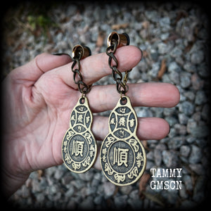 These unique brass chain ear weights feature gourd shaped Wu Lou pendants believed to be a symbol of good health, prosperity, and good luck in Chinese culture.   This pair weighs approx 20 grams each, and measuring 10cms from tip to tip.  🔔 PLEASE NOTE-This particular chain will not fit through tunnels smaller than 00 gauge (10mm). If you select smaller tunnels, your tunnel dangles with be made on different chains, and I will be in touch will different options for you to choose from.